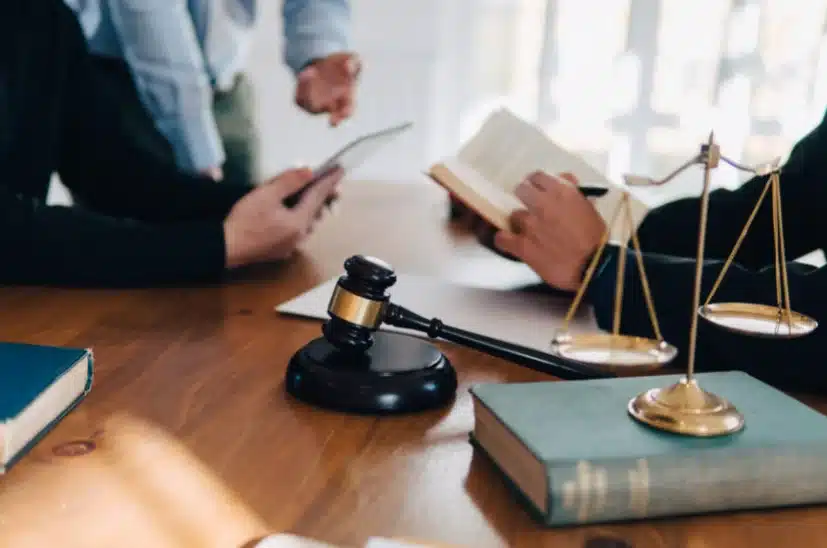 حيازة وتجارة وتعاطي المخدرات
